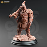 Vorderansicht der Zwergen Berserker Miniatur aus Resin auf einem Display-Sockel