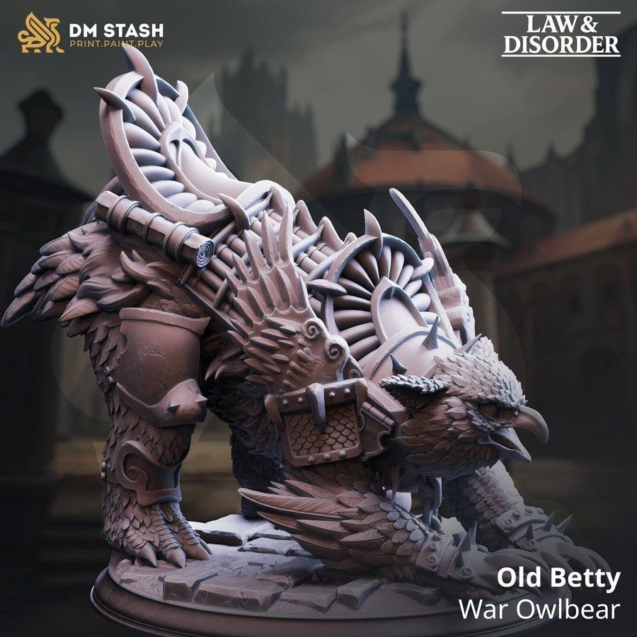 3D-gedruckte Resin-Miniatur eines kampfbereiten Kriegseulenbären namens Old Betty mit detailreichem Rüstungsgeschirr.