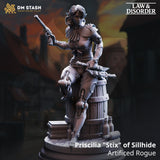 3D-gedruckte Resin-Miniatur von Priscilia, einer Schurkin mit mechanischen Beinen, die mit Pistole und Dolchen auf einem Fass sitzt.