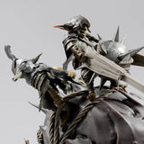 Goblin-Reiter mit Fackel auf der stacheligen Kreatur, inklusive detailreicher Rüstung und Schutzbrille.