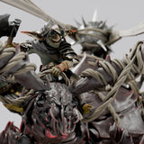 Nahaufnahme eines grinsenden Goblin-Reiters mit Schutzbrille, der direkt auf den Betrachter zeigt.
