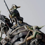 Ein Goblin-Reiter zeigt nach vorne, während er auf dem gepanzerten Rücken des Belagerungskriechers steht.