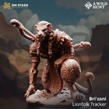 3D-gedruckte Löwenvolk-Krieger Miniatur Bri'zani in einer Fährtenleser-Pose mit Stab auf einem runden Base.