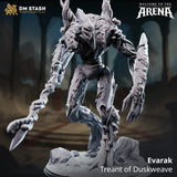 Evarak Treant des Duskweave Fantasy Miniatur mit Ast-Speer in einer dynamischen Kampfpose