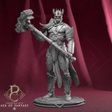 Eine 3D-gedruckte graue Resin-Miniatur eines Warden Blackhelm Charakters mit großem Stachelhammer und skelettartiger Rüstung.
