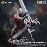 Resin-Miniatur von Valoris dem unsterblichen Krieger in Kampfhaltung mit einem großen Schwert.