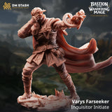 Varys Farseeker Inquisitor Initiate Miniatur in dynamischer Zauberpose auf felsigem Untergrund