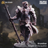 3D-gedruckte Resin-Miniatur von Krunthar dem Orc-Ritter in schwerer Plattenrüstung mit Stangenwaffe