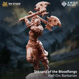 Resin-Miniatur von Tekrana, einer weiblichen Halb-Ork Barbarin mit großer Doppelaxt, ideal für Tabletop-Abenteuer.