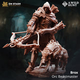 Ork Tiermeister Brox Resin-Miniatur mit Armbrust und tierischem Begleiter