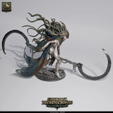 Seitenansicht der Crown Huntress Miniatur mit wehendem Haar, dunklem Umhang und großer, geschwungener Sense.