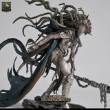 Dreiviertelansicht der Crown Huntress, die ihre dynamische Pose und die Textur des Umhangs zeigt.