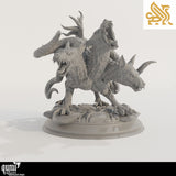 Vollansicht der mehrköpfigen Höllenhund-Miniatur aus einem schrägen Winkel auf steinigem Untergrund.