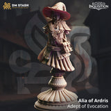Vorderansicht der 3D-gedruckten Resin-Büste der Zauberin Alia of Ardris mit großem Hut und detailreichem Gewand auf einem verzierten Sockel.