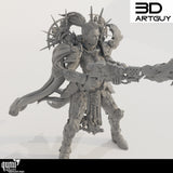 Vorderansicht einer 3D-gedruckten Paladin-Miniatur, die eine Waffe mit Flammeneffekt hält.