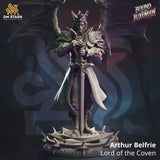 Vampirfürst Arthur Belfrie Miniatur mit Schwert auf einer verzierten Base, 3D-gedruckt aus grauem Resin