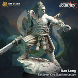 3D-gedruckte Resin-Miniatur von Bao Long, einem östlichen Ork-Schwertkämpfer auf einem felsigen Sockel.