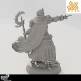 Rückansicht der detailreichen Psioniker Figur mit Umhang und Details am Sockel