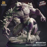 Detaillierte 3D-gedruckte Werwolf Monster Miniatur in dynamischer Angriffshaltung auf einem Felsbase