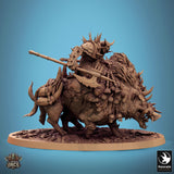 Orkkrieger mit gehörntem Helm auf gepanzertem Wildschwein, hält einen schweren Hammer.