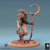 Seitenansicht einer Miniatur mit Rindenhaut und Stab, mit detaillierter Holzstruktur.