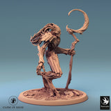Seitenansicht der detailreichen Fantasy-Miniatur mit Sensenwaffe auf einem gestalteten Base.