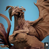 Detaillierte Seitenansicht des Drachen auf einem Felsen, mit Fokus auf den Kopfkamm und die Flügelhäute.