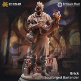 3D-gedruckte Resin-Figur des Barkeepers Brick mit einem Krug und Putztuch vor einer Kiste mit Flaschen