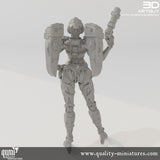 Digitales Rendering eines weiblichen Kampfroboters von hinten mit großen Rückenpanzerplatten und einer Seitenwaffe.