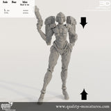 Nahaufnahme der Kampf-Bot Figur mit Skalentabelle für den Größenvergleich