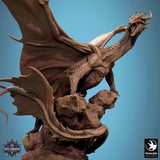 3D-Modell eines Drachen auf einem Felsen, der mit ausgebreiteten Flügeln vor blauem Hintergrund brüllt.