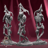 Dreiviertelansicht der Custos Purgatorii Untoten-Miniatur mit Banner und Glocke auf einem Rundbase