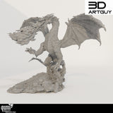 Seitenansicht des Drachen-Modells während er einen Feuerstoß über seinen Goldschatz abgibt.
