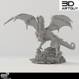 Rückansicht der Drachen-Miniatur mit detaillierter Schuppenstruktur auf dem Schatz-Basiselement.