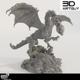 3D-gedruckte Drachen-Miniatur, die Feuer speit und auf einem Schatzhaufen thront.