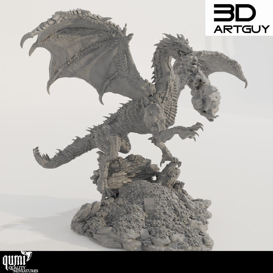 3D-gedruckte Drachen-Miniatur, die Feuer speit und auf einem Schatzhaufen thront.