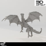 Rückansicht einer 3D-gedruckten Drachenminiatur mit ausgebreiteten Flügeln und detailreichen Schuppen aus grauem Harz.