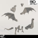 Die zerlegten Einzelteile der Resin-Drachen-Miniatur, inklusive Flügel, Körper, Kopf und Feuer-Effekt.