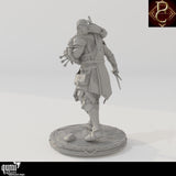 Rückansicht der Krieger-Miniatur mit Rucksack, geflochtenem Haar und Ausrüstung auf einem Steinsockel.