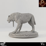 Seitenansicht eines knurrenden Wolf-Modells mit Halsband und Kette auf einer felsigen Base.
