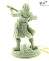 Rückansicht der unbemalten grauen Resin-Miniatur mit detailliertem Umhang und Instrument