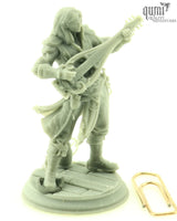 Perspektivische Ansicht der 3D-gedruckten Resin-Miniatur mit feinen Details an Kleidung und Laute