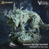 3D-gedruckte Werwolf-Miniatur Faenror aus Resin mit detailreicher Wald-Optik auf einem felsigen Base.