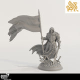 Frontansicht einer grauen Ritterminiatur aus Resin mit Fahne und Schwert auf einem Base mit verstreuten Pfeilen.