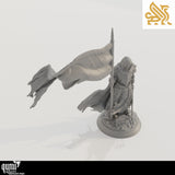 Schrägansicht einer grauen Ritterminiatur aus Resin, die eine große wehende Fahne auf einem Schlachtfeldbase hält.