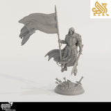 Isolierte Vorderansicht der unbemalten Ritter-Miniatur aus Resin vor neutralem Hintergrund.