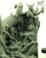 Detailaufnahme der dämonischen Figuren auf der Basis des Riesenschlangen-Dioramas
