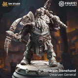 3D-gedruckte Resin Miniatur von Gordrain, einem Zwergen-General mit Axt, auf einem kreisförmigen Base mit Stein-Gravur.