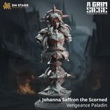 Frontansicht der Johanna Saffron the Scorned Display-Büste mit detailreicher Plattenrüstung und Heiligenschein auf einem Sockel.