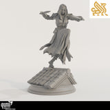 Vorderansicht der detaillierten 3D-gedruckten Schurken-Miniatur auf einem Dach-Base